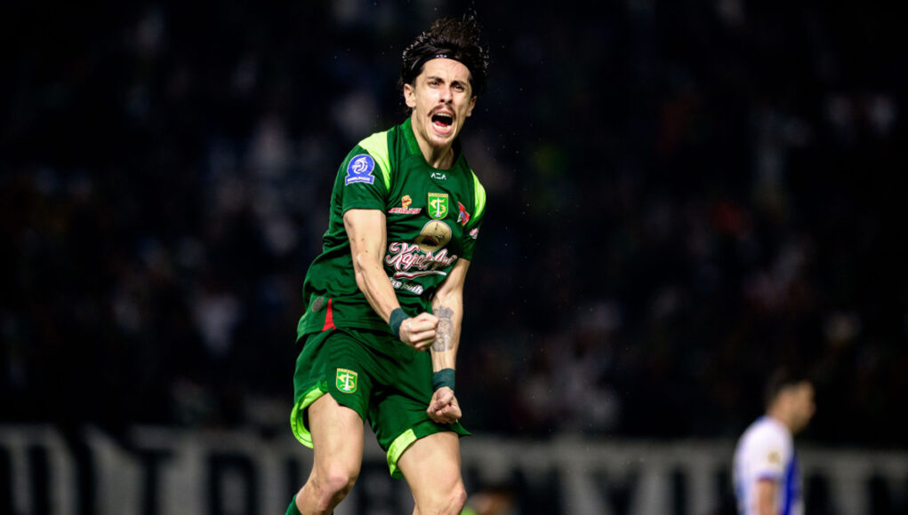 000000--- Gelandang Persebaya Francisco Rivera bertahan di Bajul Ijo