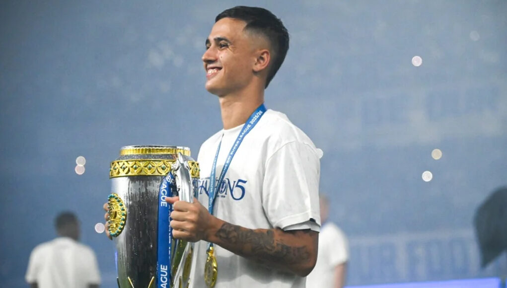 0000000000--- Eliano Reijnders dapat trofi pertama bersama Persib Bandung
