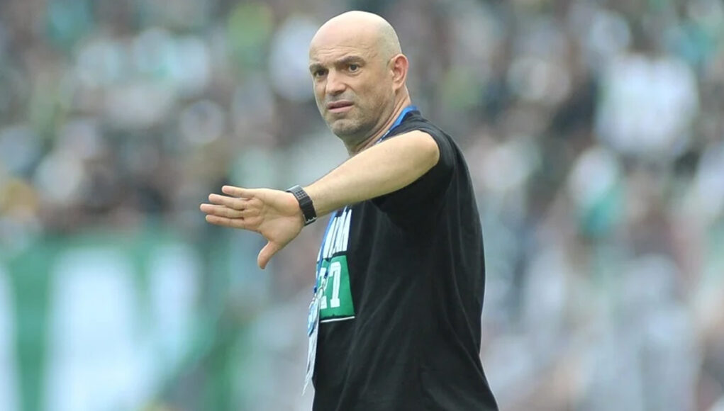 0000000000--- Pelatih Persebaya Bernardo Tavares