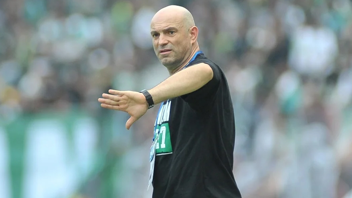 0000000000--- Pelatih Persebaya Bernardo Tavares