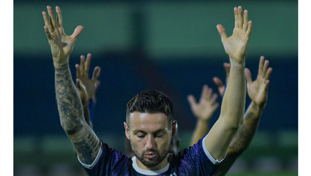 00000000000---- Kapten Persib Marc Klok absen untuk laga Persib vs Persijap
