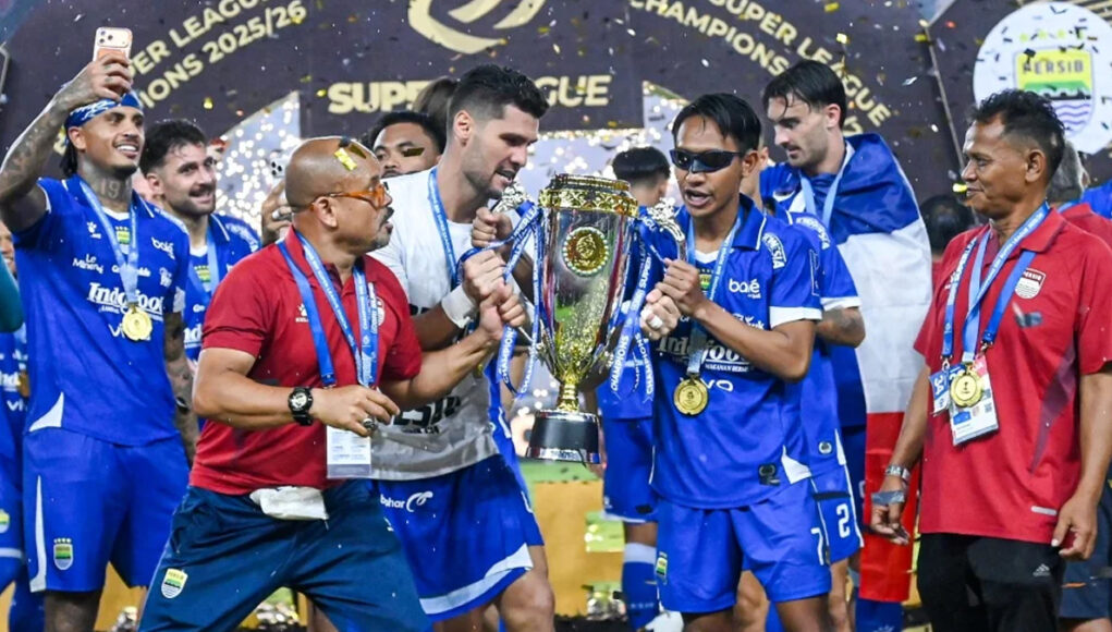 000000000000--- Beckham Putra mengangkat trofi juara bersama Persib Bandung