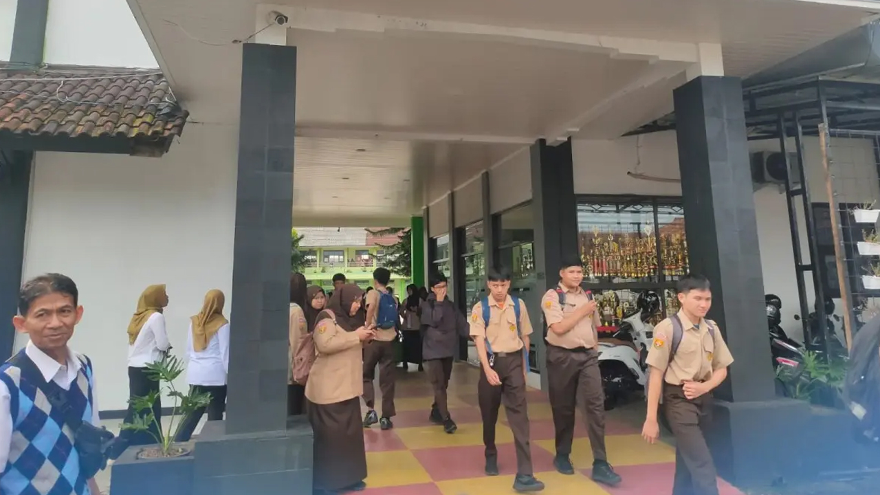 SMAN 1 Ciamis - 0 - Fatkhur Rizqi